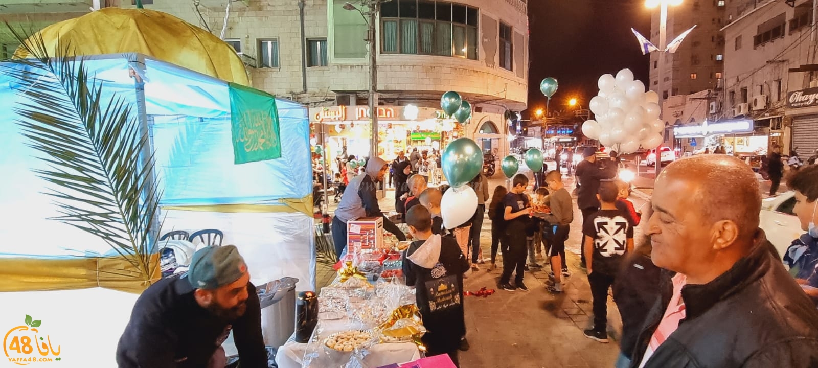  فيديو: بمناسبة حلول رمضان - توزيع الحلوى والهدايا على المارة في شارع ييفت بيافا